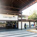 Aeroporto de Cabo Frio recebe 50 estudantes para apresentar carreiras da aviação offshore