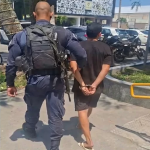 Jovem é conduzido à delegacia após suspeita de ordenar fechamento de comércios em Cabo Frio