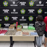 Polícia Civil apreende 585 itens de drogas e prende casal em operação no Palmeiras, em Cabo Frio