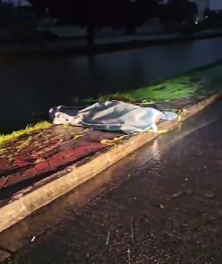 Corpo de homem é encontrado após carro cair em rio na região central de Araruama