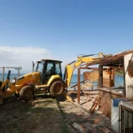 Búzios finaliza demolições de quiosques na Praia Brava e prepara reflorestamento da área