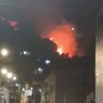 Incêndio atinge área de mata próxima a residências no Pontal do Atalaia, em Arraial do Cabo